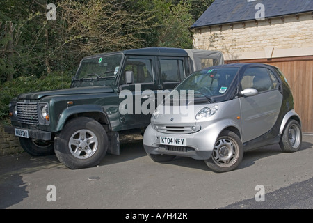 Zwei Auto-Familie mit Durst Landrover und sparsamen Smart Auto parkten außerhalb Garage Cotswolds UK Stockfoto