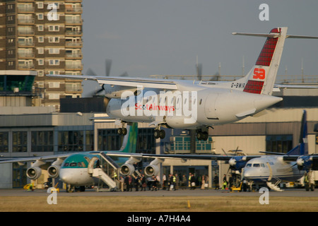 Scot Airways Dornier 328 110 Landung am Flughafen London City und Fluggästen im Hintergrund 2004 Stockfoto