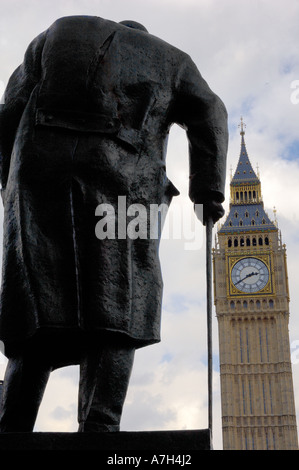 Statue von Sir Winston Churchill gegenüber Parlament, London Stockfoto