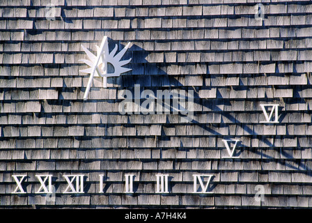 Sonnenuhr an Schindel Wand der Hütte im Dorf von Siasconset auf Insel Nantucket, aus Cape Cod, Massachusetts, USA Stockfoto