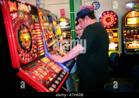 Mensch in der Spielhalle spielen auf Spielautomaten. Stockfoto