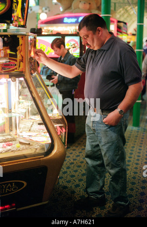 Mann, spielt die Spielautomaten in einer Spielhalle. Stockfoto
