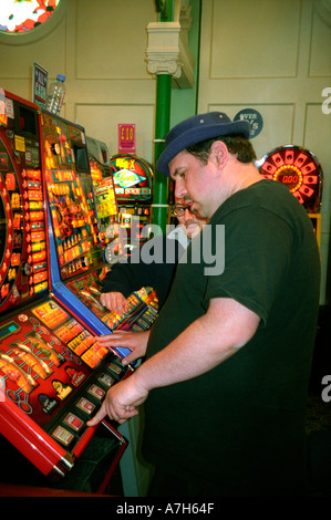 Mensch in der Spielhalle spielen auf Spielautomaten. Stockfoto