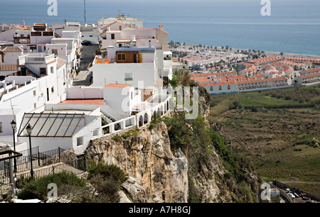 Traditionellen weißen Häusern am Rand der Klippe mit modernen Entwicklung in Ferne Salobrena, Spanien Stockfoto