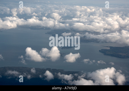 Wolken über Auckland New Zealand im Sommer Blick von einem Passagierflugzeug Stockfoto