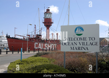 Calshot Spit Feuerschiff an Ocean Village Marina Southampton Stockfoto