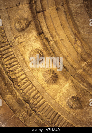 Schnitzereien von Flächen über einer Tür an der romanischen Kirche in Dorf Llo in den Pyrenäen Orientales, Frankreich Stockfoto