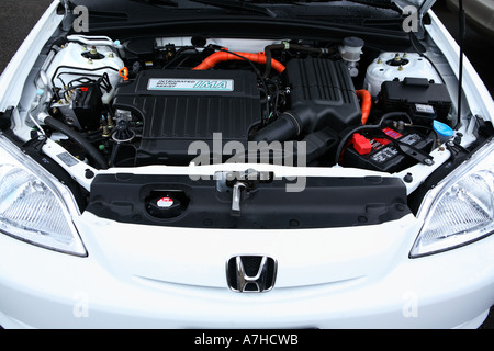 Unter der Haube eines 2003 Honda Civic Hybrid-Autos. Stockfoto