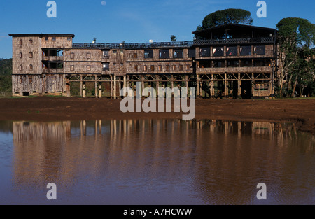 Treetops Hotel an einer Wasserstelle, Aberdare Nationalpark, Kenia Stockfoto