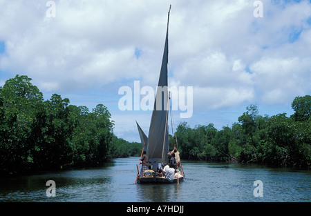 Dhow Segeln durch Makanda Kanal, Lamu-Archipel, Kenia Stockfoto