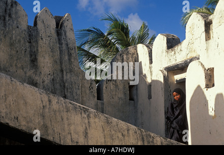 Swahili-Mädchen trägt einen traditionellen Buibui, arabischen Fort, Lamu, Kenia Stockfoto