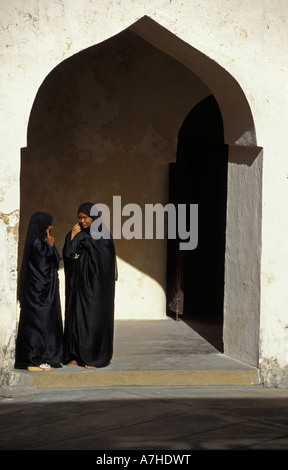 Swahili-Mädchen tragen traditionelle Buibui, arabischen Fort, Lamu, Kenia Stockfoto