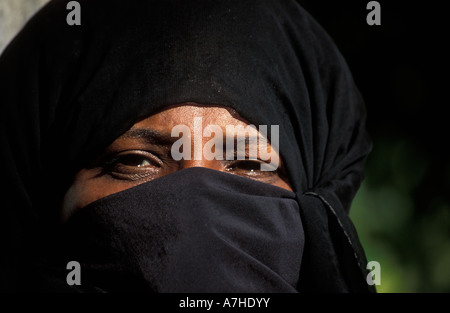 Swahili-Frau trägt traditionelle Buibui, Lamu, Kenia Stockfoto