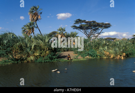 Turkana Frau Wasserholen vom Fluss Loiyangalani am Ufer des Lake Turkana, Kenia Stockfoto