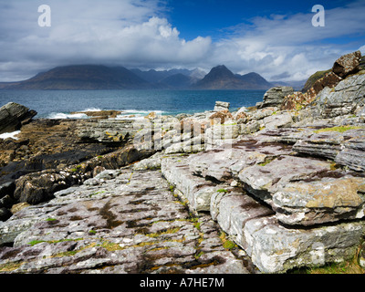 Blick von der Felsenküste am Elgol in Richtung der Black Cuillin Grat Strathaird Skye Schottland Stockfoto