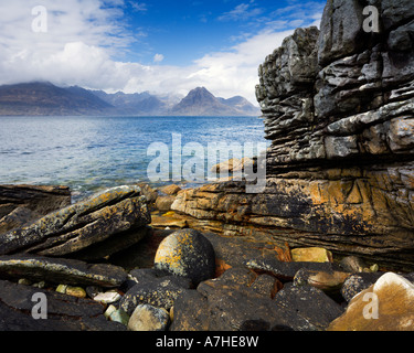 Blick von der Felsenküste am Elgol in Richtung der Black Cuillin Grat Strathaird Skye Schottland Stockfoto