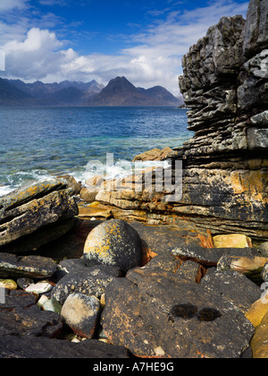 Blick von der Felsenküste am Elgol in Richtung der Black Cuillin Grat Strathaird Skye Schottland Stockfoto