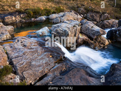 Fee bündelt im Fluss spröde oder Allt Kokos Mhadaidh in Coire Na Creiche Minginish Skye Schottland Stockfoto