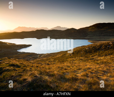 Loch Dhughaill bei Sonnenuntergang mit der Black Cuillin Ridge hinter Sleat Skye Schottland Stockfoto