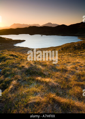 Loch Dhughaill bei Sonnenuntergang mit der Black Cuillin Ridge hinter Sleat Skye Schottland Stockfoto