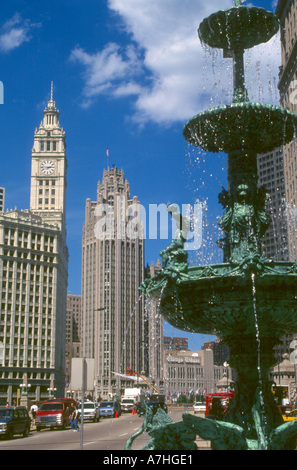 USA, IL, Chicago. Kinder Brunnen, Wrigley Building und Tribune Tower entlang des Chicago River auf Wacker Drive Stockfoto