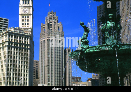 USA, IL, Chicago. Brunnen auf Wacker Drive mit dem Wrigley Building und Tribune Tower Stockfoto