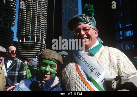 USA, IL, Chicago. Irische Gemeinde feiert St. Patricks Day, Parade und den Chicago River grün sterben. Stockfoto