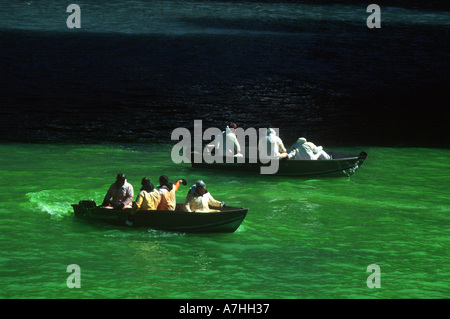 USA, IL, Chicago. Irische Gemeinde feiert St. Patricks Day Parade und den Chicago River grün sterben. Stockfoto