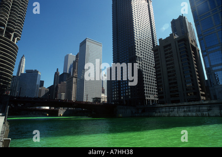 USA, IL, Chicago. Irische Gemeinde feiert St. Patricks Day Parade und den Chicago River grün sterben. Stockfoto