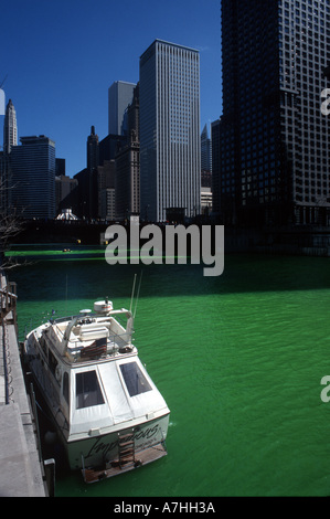 USA, IL, Chicago. Irische Gemeinde feiert St. Patricks Day Parade und den Chicago River grün sterben. Stockfoto