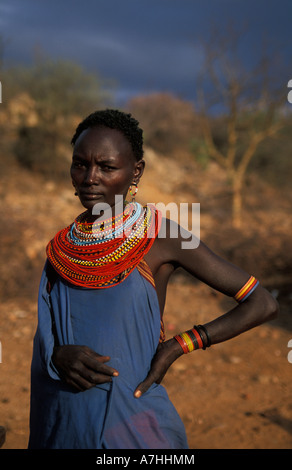Samburu Trägerin aufwändige Perlenstickerei in der Nähe von Samburu National Reserve, Kenia Stockfoto