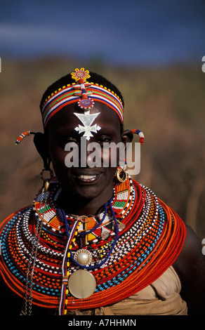 Samburu Trägerin aufwändige Perlenstickerei in der Nähe von Samburu National Reserve, Kenia Stockfoto