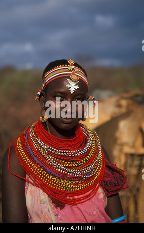 Samburu Trägerin aufwändige Perlenstickerei in der Nähe von Samburu National Reserve, Kenia Stockfoto
