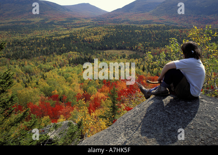 Nordamerika, uns, mich, Herbstfarben. Wanderer. Blick auf die Farben des Herbstes im Wassataquoick-Tal. Stockfoto