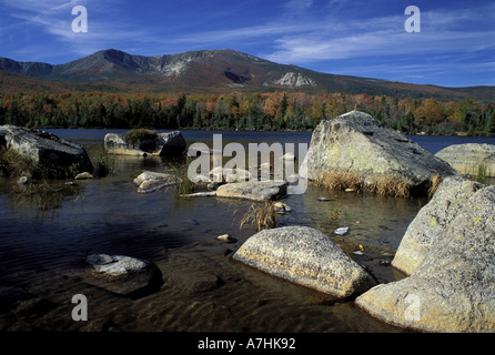 Nordamerika, USA, mir, Sandy Stream Teich und Mount Katahdin im Herbst. Stockfoto