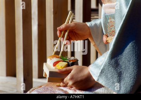 Japanisches Essen, Frau Sushi-Essen Stockfoto