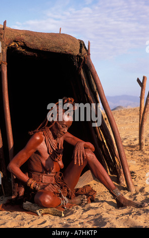 Himba Frau in einer Hütte, Kunene-Region, Kaokoland, Namibia Stockfoto