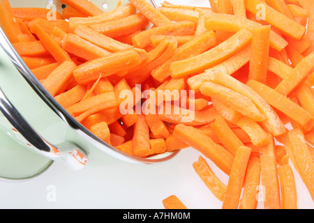 Frische, gesunde Vorbereitet rohe Karotte Schlagstöcke bereit zu Kochen ohne Menschen Stockfoto