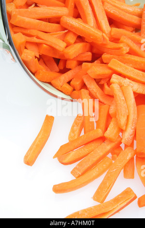 Frische, gesunde Vorbereitet rohe Karotte Schlagstöcke bereit zu Kochen ohne Menschen Stockfoto
