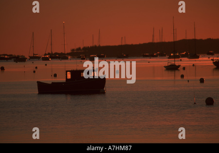 Nordamerika, USA, Maine, Acadia National Park, Southwest Harbor, Boote in der Nähe von Sunrise Stockfoto