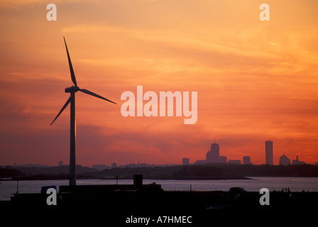 Nordamerika, USA, MA, Hull, Wind Turbine in Hull, Massachusetts.  Die Skyline von Boston ist in der Ferne. Sonnenuntergang. Stockfoto