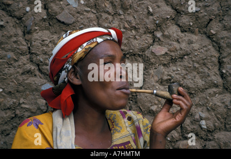 Frauen raucht eine Pfeife ist üblich im ländlichen Ruanda, in der Nähe von Ruhengeri, Ruanda Stockfoto