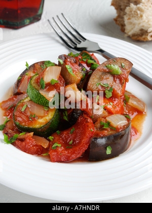 Ein Teller mit Ratatouille auf einem weißen Hintergrund redaktionelle Essen Stockfoto