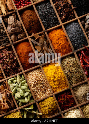 Einer Vielzahl von Gewürzen in Holztabletts redaktionelle Essen Stockfoto