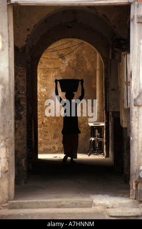 Frau, die Wasser in ihrem Haus Insel Goree Senegal Stockfoto