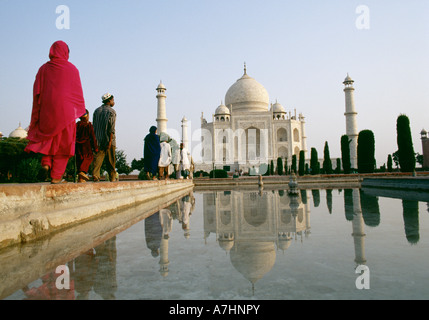 Gläubige, die zu Fuß in Richtung des Taj Mahal, eines der berühmtesten Wahrzeichen in Indien und der ganzen Welt Stockfoto