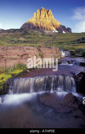 N.a., USA, Montana, Glacier Nationalpark, Mt. Reynolds und Wasserfall Stockfoto