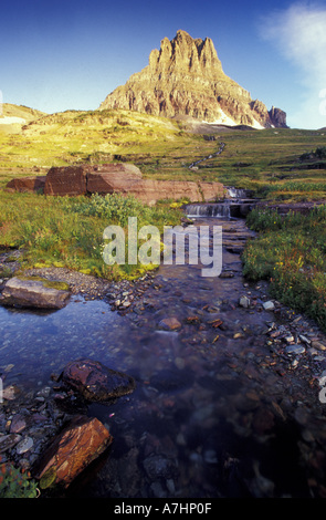 N.a., USA, Montana, Glacier Nationalpark, Mt. Reynolds und Wasserfall Stockfoto