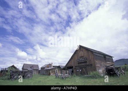 NA, USA, Montana, Nevada City alte Lackierung, Pferdefuhrwerke und Log befindet sich in der Geisterstadt Stockfoto