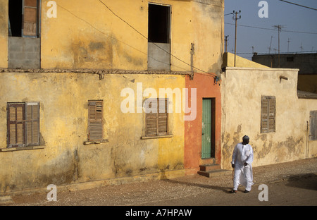 alten kolonialen Häuser säumen die Straßen von St. Louis, Senegal Stockfoto